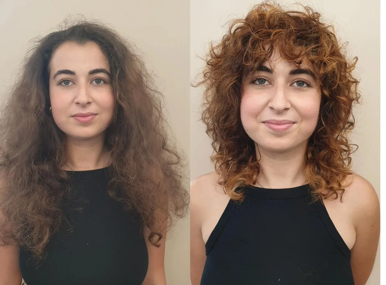 Avant/après coupe et balayage cuivre cheveux bouclés par Élodie Hue