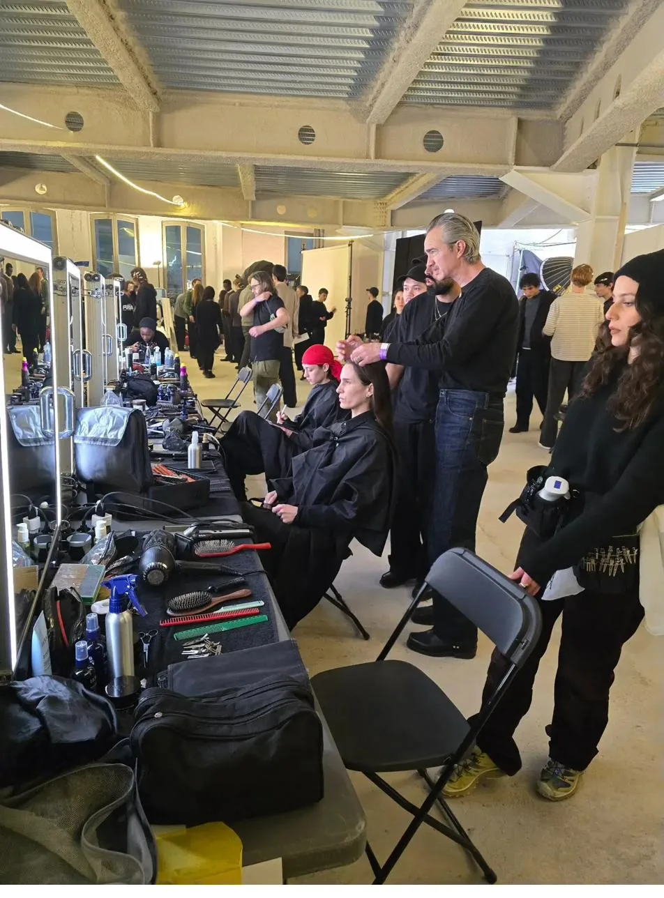 Backstage Fashion Week Paris — équipe coiffeurs