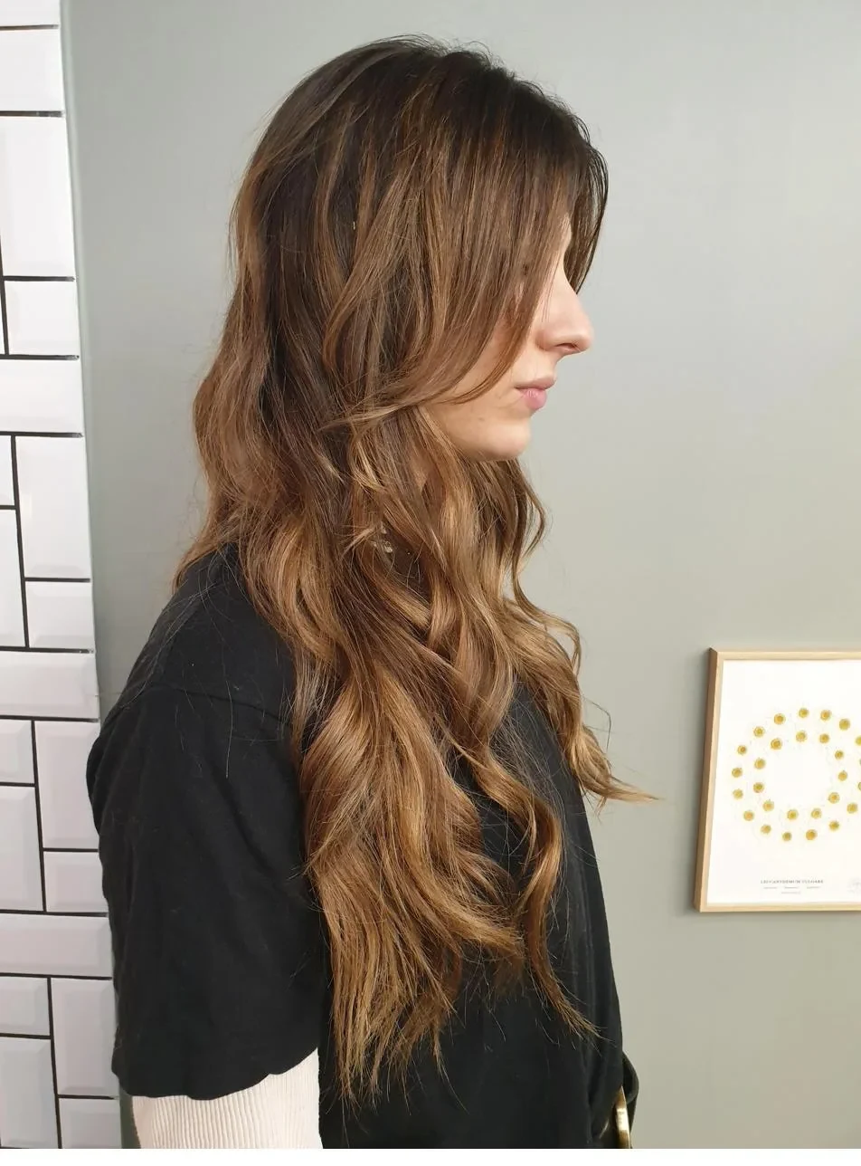 Balayage nude doré frange rideau profil par Élodie Hue