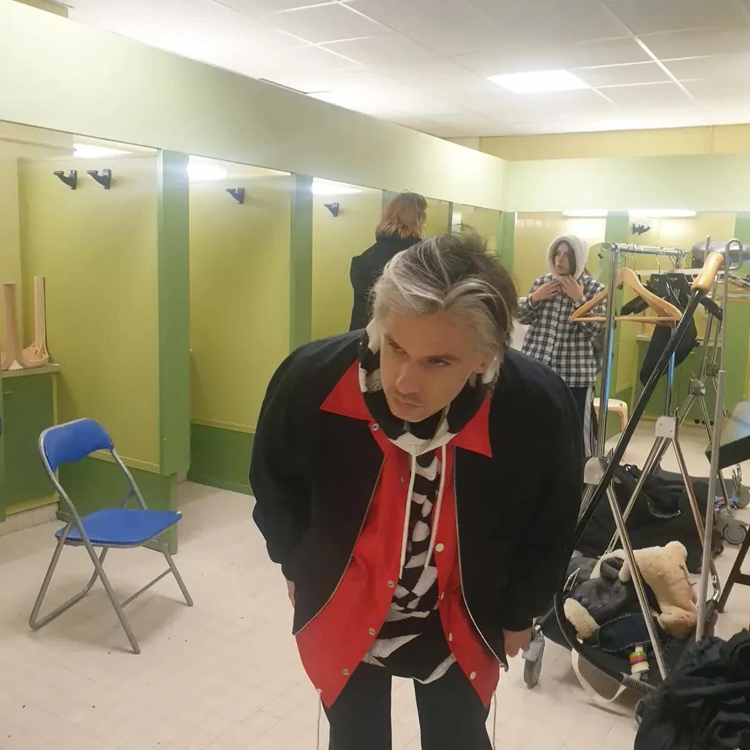 Orelsan backstage tournage C'est du propre mèches blanches veste rouge — Élodie Hue coloriste