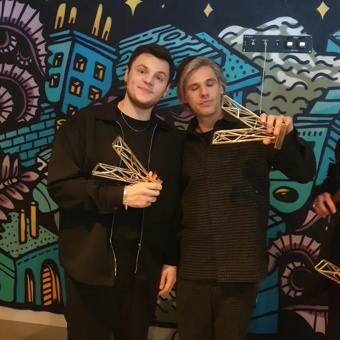 Orelsan Clément Cotentin Victoires de la Musique 2022 backstage mèches blanches