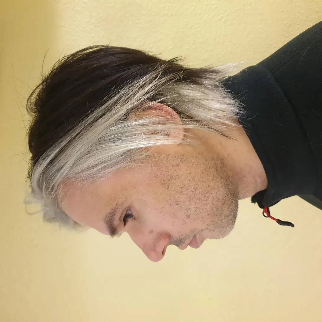 Orelsan coiffure bicolore profil tournage — Élodie Hue coloriste