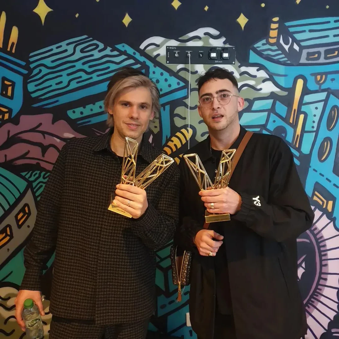 Orelsan Phazz Victoires de la Musique 2022 trophées mèches blanches