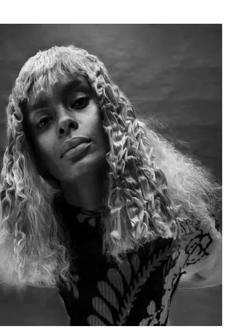 Portrait éditorial noir et blanc — cheveux plissés blonds par Élodie Hue, Paris 2023