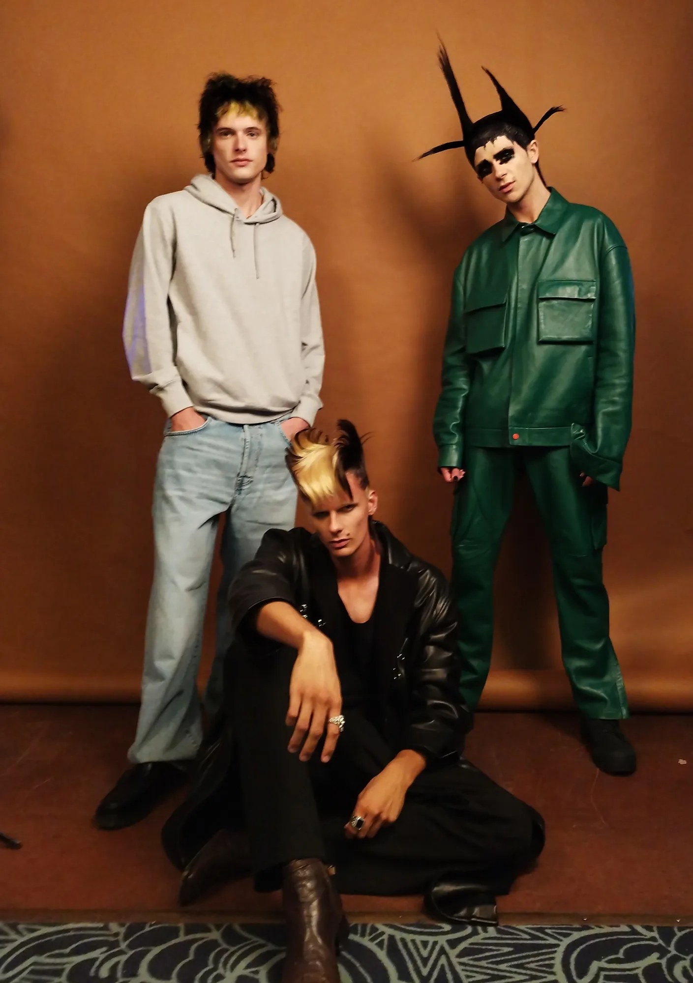 Plateau coiffure masculine grunge néo-punk par Élodie Hue — show Haute Coiffure Française 2022, trois modèles